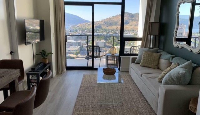 Lakeview Oasis! Gorgeous 1-bdrm Sub-penthouse. Sleeps 4