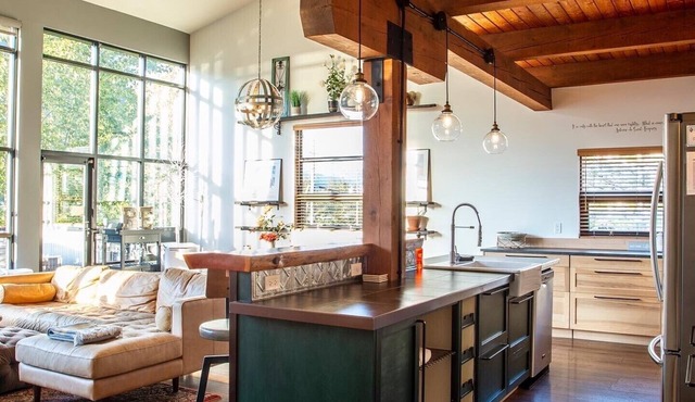 Lamplighter Grand Loft - contemporary open design & walk anywhere!