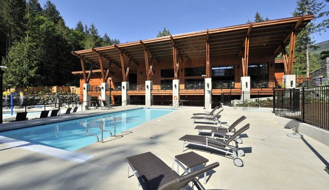 Large 3 Bedroom Cottage with Resort Like Amenities