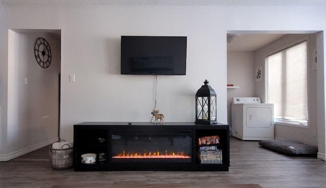 Large 3 bedroom unit, family friendly neighbourhood close to parks!