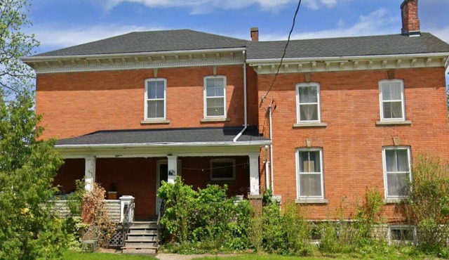 Large 7 Bedroom Heritage Home in St. Catharines Sleeps 17 Comfortably