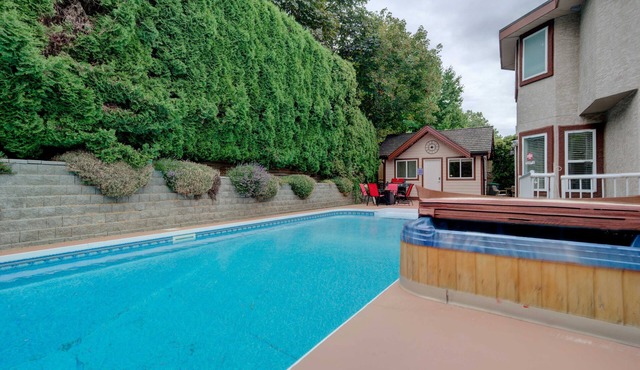 Large 8 BDRM, AC, sleeps 22, pool, hot tub, pool table
