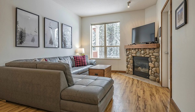 Large corner unit in Creekside - perfect location close to the trails & village! in Silver Star Mountain