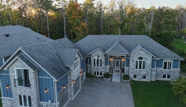 Large Innisfil Lakeview Cottage with steps to Lake Simcoe