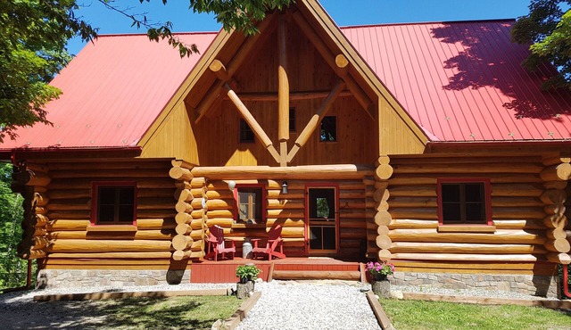 Large log home in private bay on Rideau Lakes near Kingston+1000 Islands