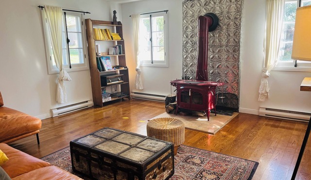 Large, quiet house in the heart of the village - For rent by the month!