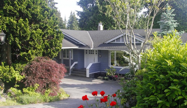 Large Whistleresque walk out Garden suite & beautifully landscaped yard