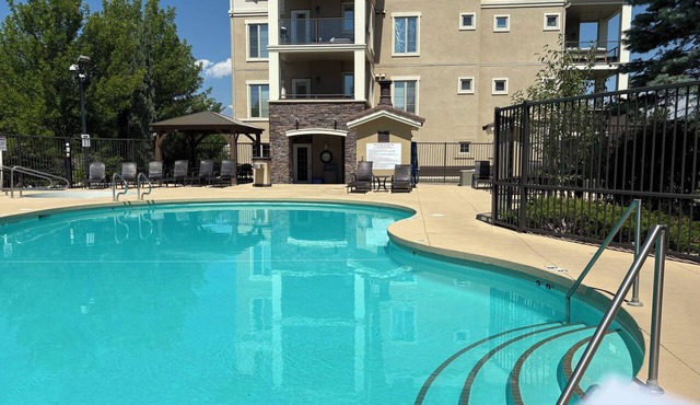 LAST MINUTE DISCOUNTS ! Pool & hot tub. Large 3 Bdr, 2 Bath on Golf Course