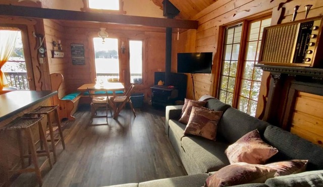 Le petit chalet sur le lac