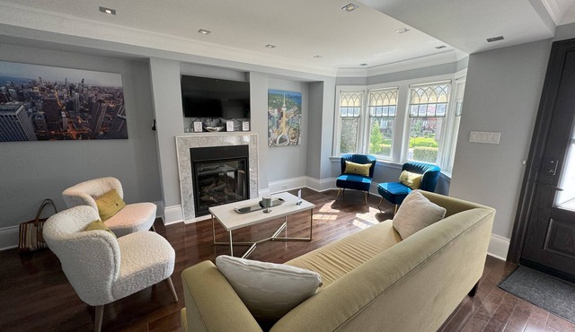 Leaside Rental w/Backyard& Pool, 3-bedroom house in fantastic Toronto