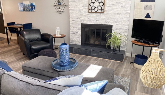 Legal, spacious, modern! Full kitchen & lake views. WEEKLY/MONTHLY discounts