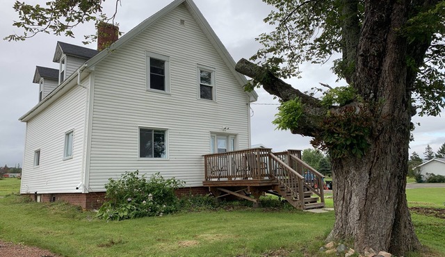 Lena's Place is situated in the center of beautiful Five Islands, Nova Scotia