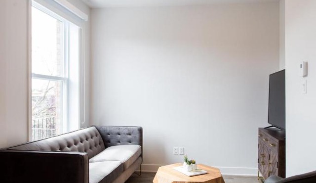 Light Filled 2 Bdr Unit in Mile End by Den Stays