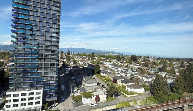 Live in a Safe Neighborhood, Steps to SkyTrain & Major Bus Routes