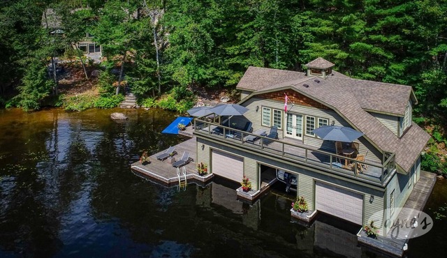 Live the Good Life on Lake Muskoka! 6 bdrm 5 bath Cottage +Boathouse! Sleeps 17!