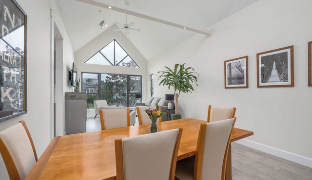 Live the North Shore dream in this mountain-view penthouse!