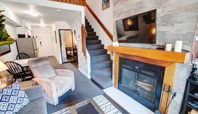 Lofted 1BRM Suite:Sleeps 2,Pool,Free Parking, Near Lake & Shops!