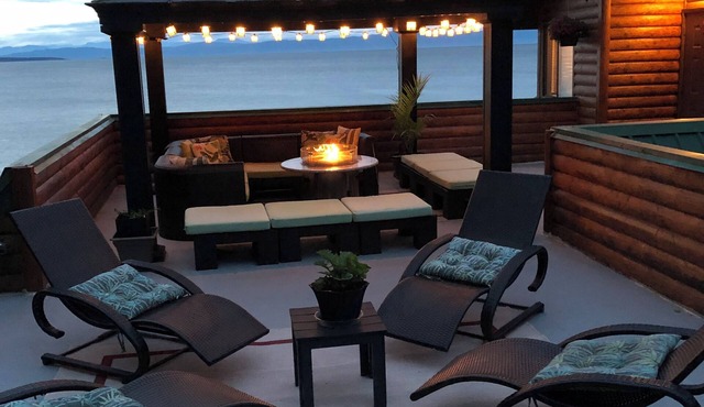Log Home slps 14 beachfront hot tub, kayaks,canoe, fish clams/oysters from shore