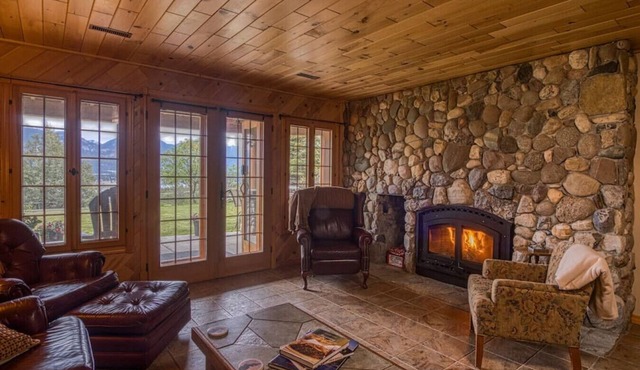 Log Home w/Lake View & Backyard