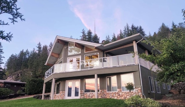 Lone Tree Lodge: Semi-waterfront with private beach, dock, boat launch + buoy