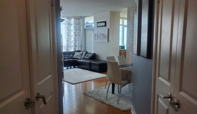 Lovely 1 bedroom Condo Downtown Mississauga by Square One