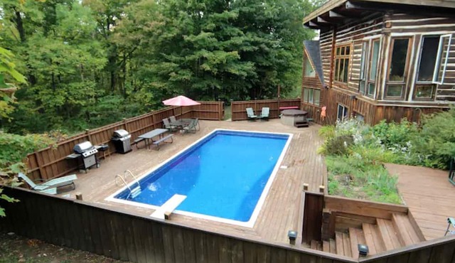Lovely Cabin Rental with Outdoor Pool and Hot Tub near Markdale, Ontario