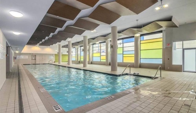 Lovely penthouse next to Richmond Centre