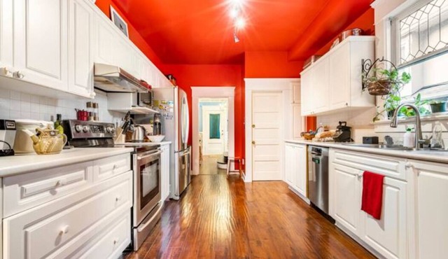Lovely Three Bedroom, 3 Bathroom, Heritage house, 2 blocks from Skytrain Station