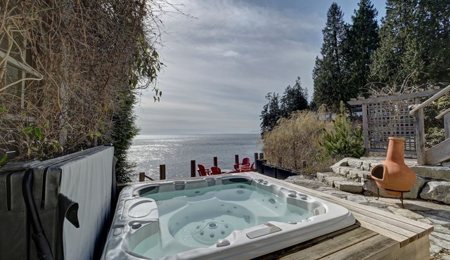 Lower Gibsons Beachfront Ocean 3 Br Home,- Hot tub, Fire Bowl Walk to Town