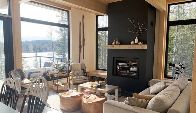 Luxury lakefront cabin. Modern design + hot tub