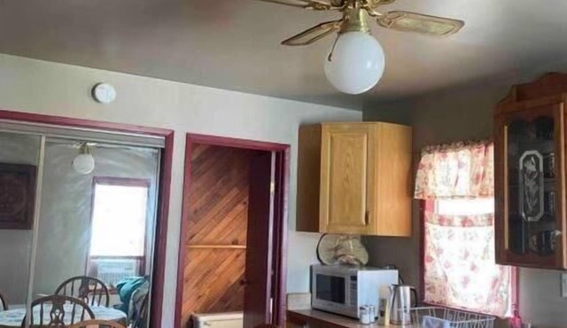 Luisa's Guest Suite, a little penthouse & deck on a 1921 building. Pet friendly.