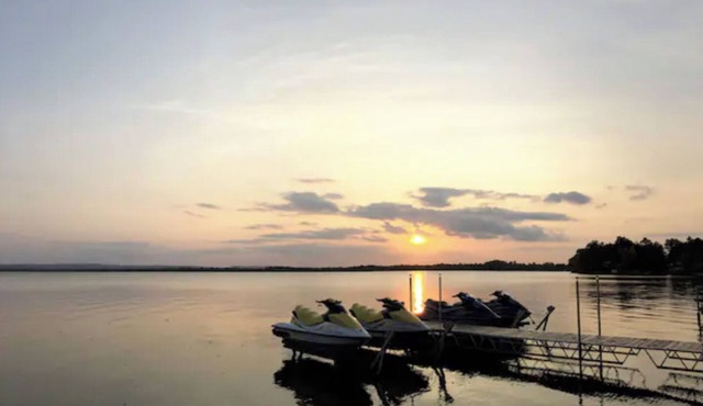 Lux Lakefront Home + 3 Rustic Cabins - Sleeps 20