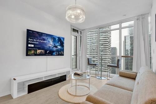 Luxe 3-Bedroom Lakeview Condo, Free parking ,Walk to CN Tower, Scotiabank Arena & Rogers Centre