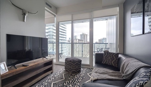 Luxe 3BR Apt with GYM and Pool near Allan Gardens