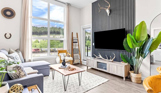 Luxe 3BR Golden Hideaway on Top Floor, Balcony & BBQ