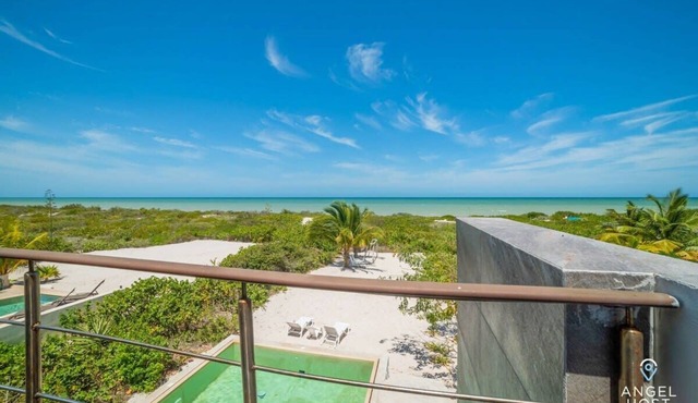 Luxe Beachfront Villa, Private Pool & Beach Access in Progreso