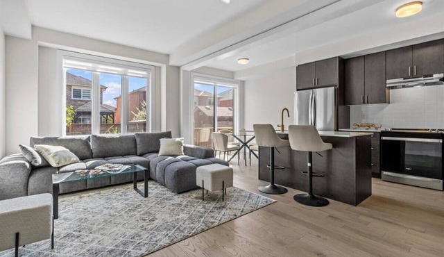 Luxe furnished home in Oakville