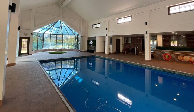 Luxurious 10 bedroom Villa w/ Indoor Pool & Hot Tub in Stouffville