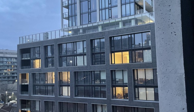 Luxurious 1DB Condo Minutes Away From The CN Tower