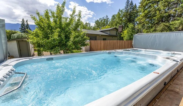 LUXURIOUS 5,500 sqft Home: 5 Br/5 Ba | PRIVATE Pool & Hot Tub | STEPS to Beach