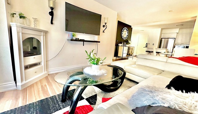 Luxurious Comfy SQ1 Escape | 1BR+Den, Sleeps 4
