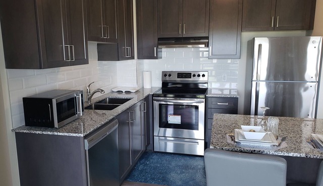 Luxurious Condo Apt 2BRs+1BAs+1Office, w. parking in Brampton