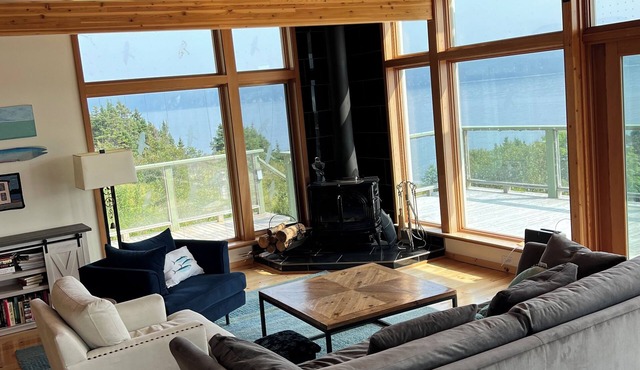 Luxurious Gros Morne Home Woody Point, close to Tablelands and Green Gardens.n