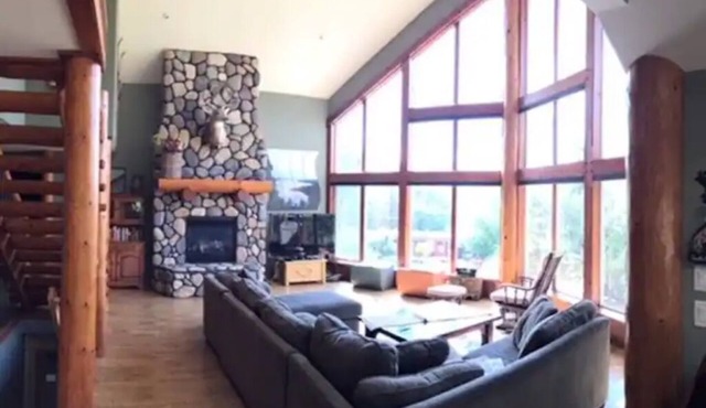 Luxurious lake view house w/hot tub