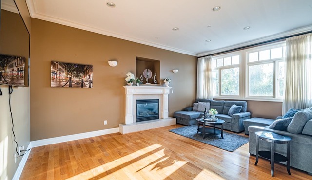 Luxurious Mansion With Gym & HotTub - Central West Vancouver
