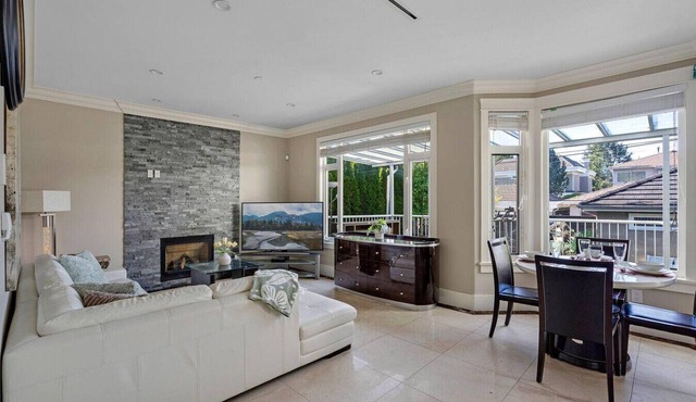 Luxurious Multi-Fam Home 10 Mins to Downtown