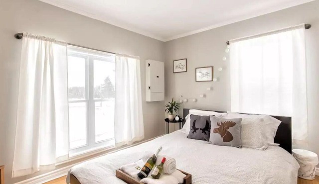 Luxurious one bedroom riverfront unit 10 min drive from downtown Ottawa