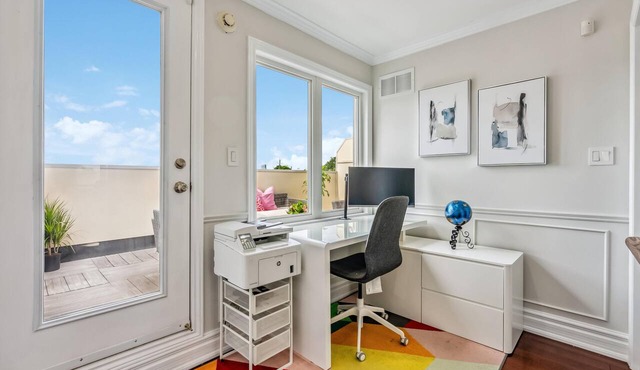 Luxurious townhome ideal for families, business travelers, and long stays.