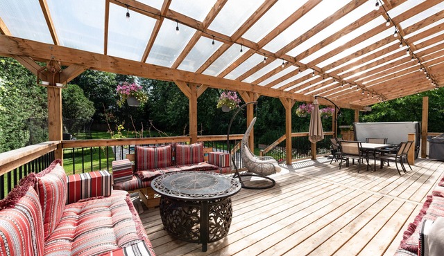 Luxurious Villa w/hot tub, fire pit, sauna and more!