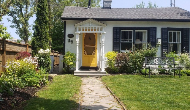 Luxury 1835 Cottage. Free Parking.Right in historic centre and near Shaw Theatre